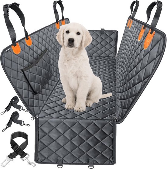 Een schattige witte puppy zit in een grijs, gewatteerd hondendeken met oranje lussen, bevestigd in een auto.