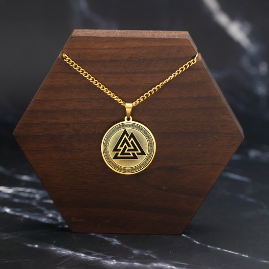 Gouden ketting met een rond hangertje met het Valknut symbool, tentoongesteld op een houten display.