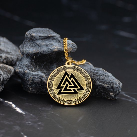 Gouden ketting met een rond, plat hangertje met het zwarte Valknut symbool en een Griekse sleutel rand.
