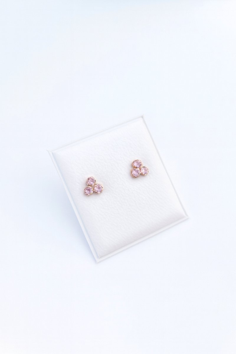 Rose Trio Oorbellen – 9 Karaat Geelgoud Oorknopjes met Roze Stenen 5.5mm incl. Geschenkverpakking