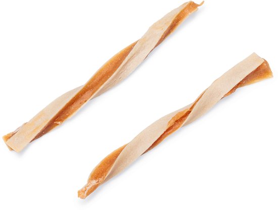 Twee gedraaide hondenkoekjes, lichtbruin en donkerbruin van kleur, op een witte achtergrond.
