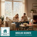 Familie op bank in woonkamer met prisma scherven raamfolie. Tekst "Huiselijke decoratie".
