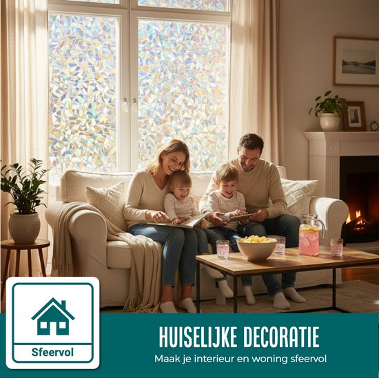 Familie op bank in woonkamer met prisma scherven raamfolie. Tekst "Huiselijke decoratie".