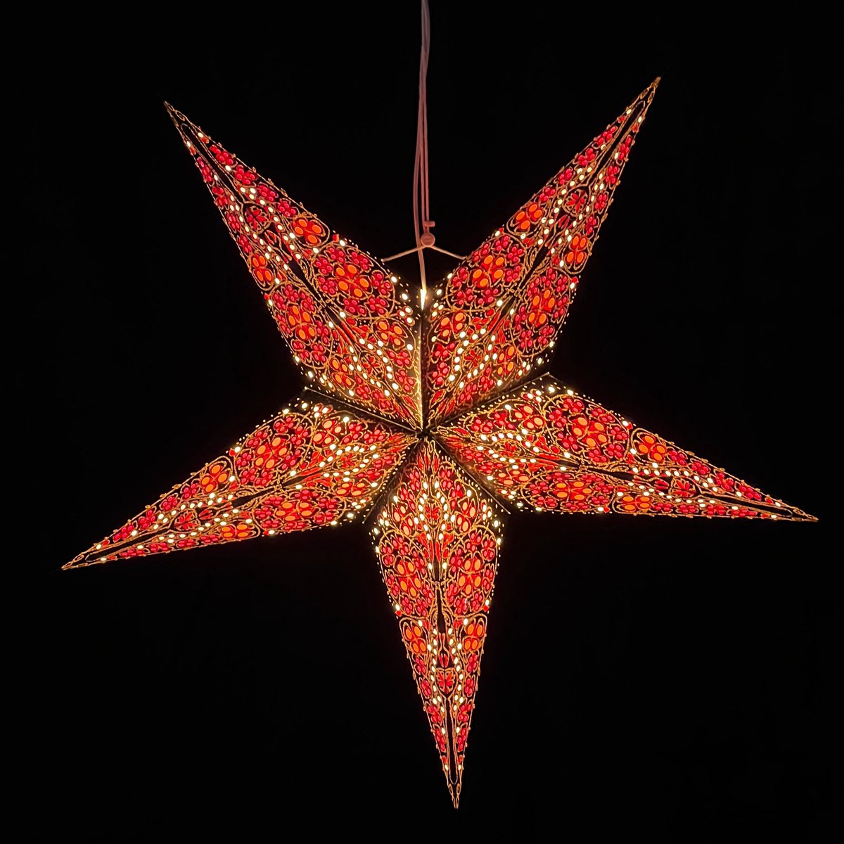 MoreThanHip Kerstster papier met verlichting - 60 cm diameter, 24 cm diep - Kerst ster voor binnen - Jaipur Rood - FSC papier - Incl. USB-LED-verlichtingsset (5 m. snoer, schakelaar en bevestigingsclip) - Kerst Raam decoratie - Kerstversiering - Kerstverlichting