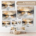 Abstract schilderij met gouden, beige, grijze en zwarte tinten, weergegeven op verschillende formaten boven een witte bank.