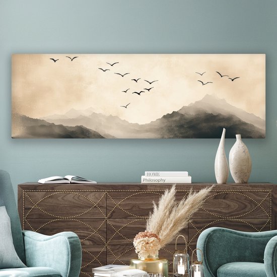 Une toile panoramique avec des montagnes et des oiseaux en vol, dans des tons sépia, au-dessus d'un buffet avec des vases.