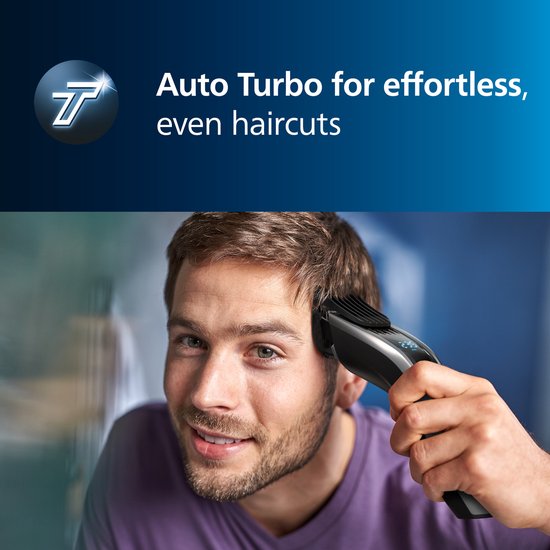 Man trimt zijn haar met een Philips tondeuse, met de tekst "Auto Turbo for effortless, even haircuts".