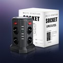 Zwarte stekkerdoos met 8 stopcontacten, 5 USB-poorten en 2 rode schakelaars, naast een kartonnen verpakking.