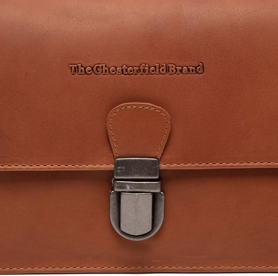 Sluiting van een cognac leren tas met de tekst "The Chesterfield Brand".