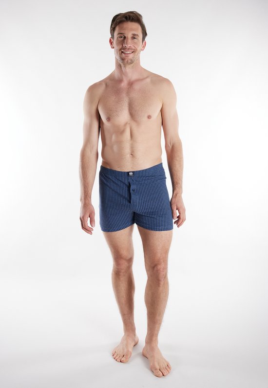 Man draagt een donkerblauwe boxer met een gedrukt pied-de-poule patroon.