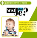 Een jongen met een gestreepte trui en slabbetje eet met een turquoise babylepel.