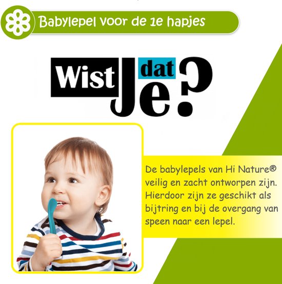 Een jongen met een gestreepte trui en slabbetje eet met een turquoise babylepel.