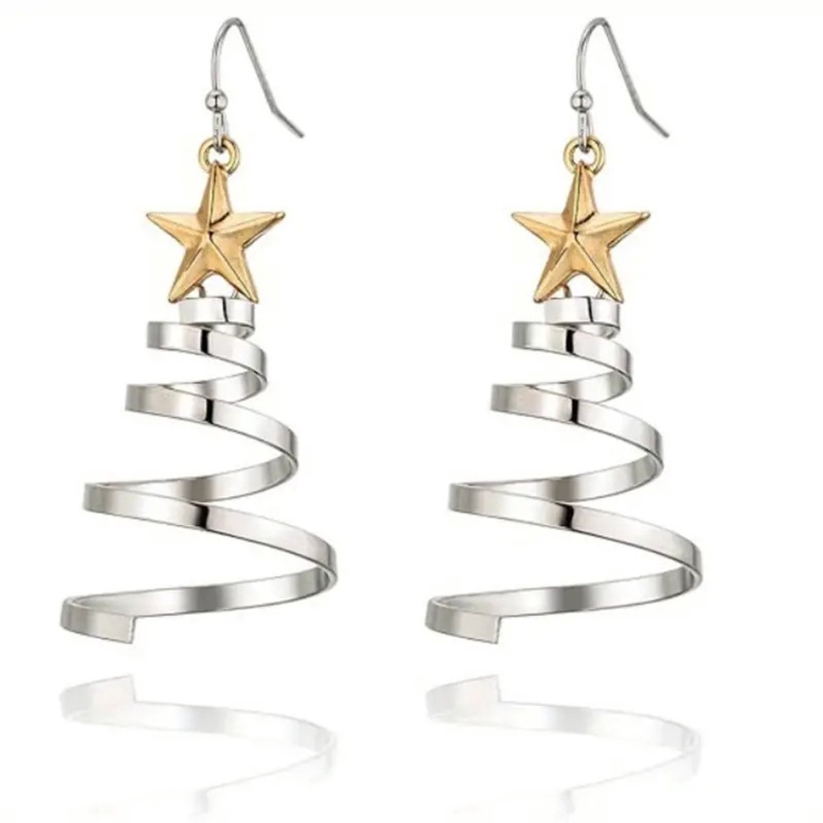 Handgemaakte zilveren kerstboomoorbellen met draaiende kerstboomhanger. Perfect vakantiecadeau voor vrouwen.