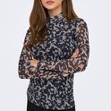 Model draagt longsleeve met hoge hals, abstracte print in nachtblauw en beige, armen gekruist.