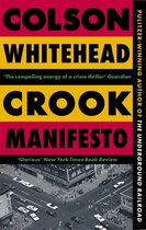 Boek 'Crook Manifesto' van Colson Whitehead. Omslag met gele, rode en zwarte banen. Tekst 'Colson Whitehead Crook Manifesto' en recensies.