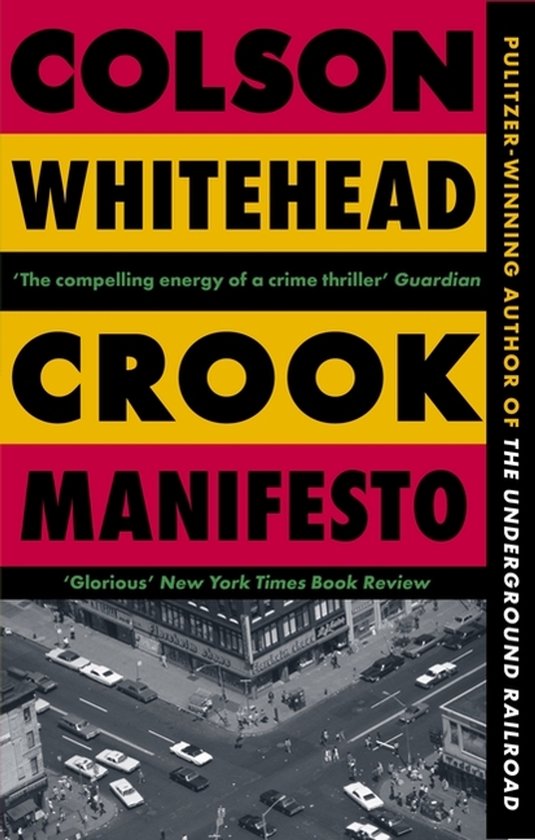 Boek 'Crook Manifesto' van Colson Whitehead. Omslag met gele, rode en zwarte banen. Tekst 'Colson Whitehead Crook Manifesto' en recensies.
