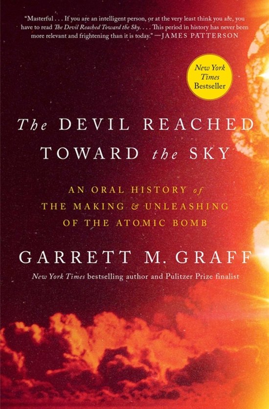 Couverture du livre : The Devil Reached Toward the Sky, une histoire orale de la bombe atomique, sur fond de feu.