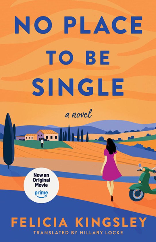 Livre "No Place To Be Single" par Felicia Kingsley. Une femme en robe rose regarde un paysage italien avec des maisons et un scooter.