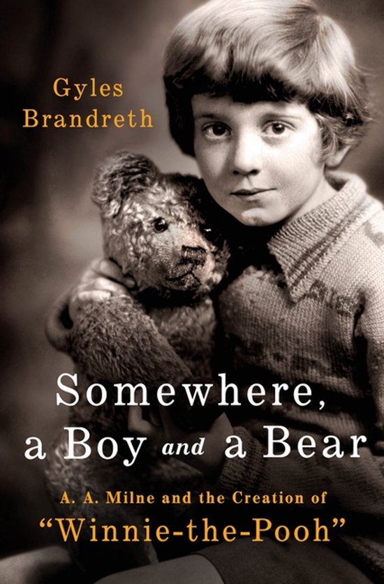 Boekcover 'Somewhere, a Boy and a Bear' door Gyles Brandreth. Een jongen omhelst een teddybeer. Tekst: 'Somewhere, a Boy and a Bear'.
