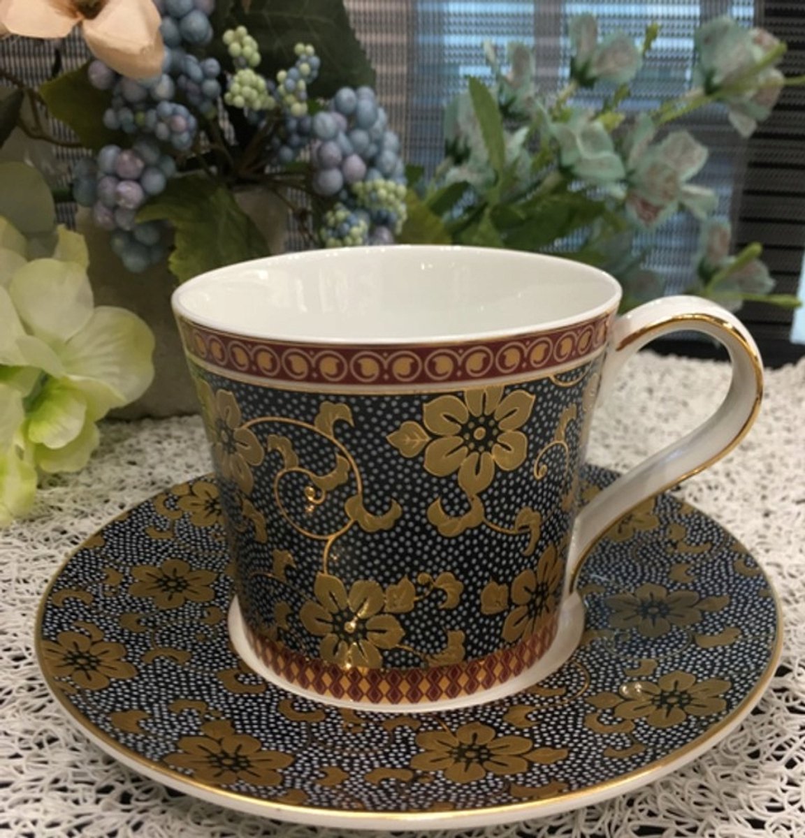Porseleinen Kop en Schotel met Bloemendecor - Elegant Cadeau