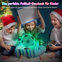 Kinderen die een groene 3D-voetballamp uit een cadeauverpakking halen. Perfect cadeau voor kinderen.