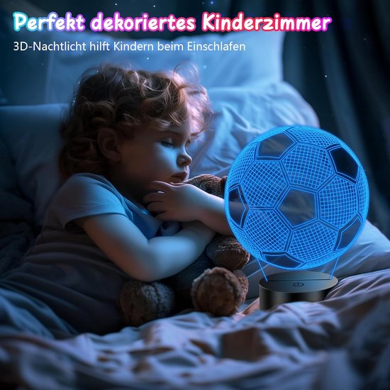 Kind dat slaapt in bed met een knuffel, naast een blauwe 3D-voetballamp op het nachtkastje.