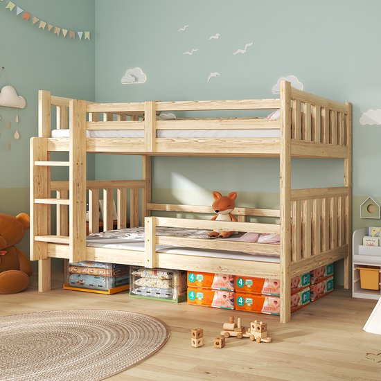 Houten stapelbed met ladder, speelgoed en opbergdozen in een kinderkamer.