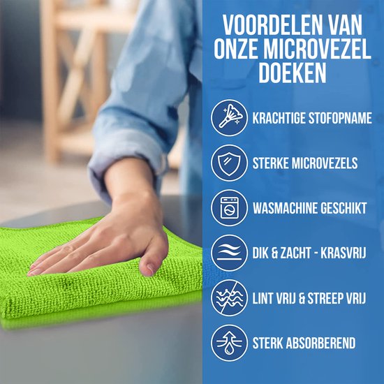 Une main gantée de jaune utilise un chiffon microfibre vert vif pour nettoyer une table.