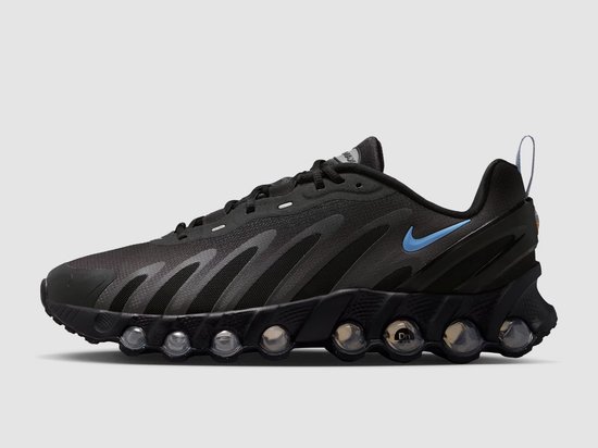 Zij aanzicht van de zwarte Nike Air Max Dn herenschoen, met blauwe swoosh en opvallende zool.