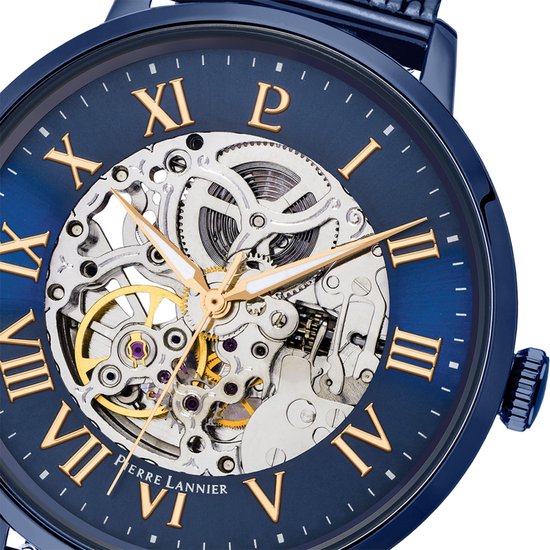 Detailopname van een blauw automatisch horloge met gouden Romeinse cijfers en zichtbaar uurwerk.