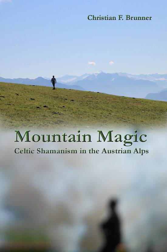 Boekcover 'Mountain Magic' met een man op een heuvel in de Oostenrijkse Alpen.