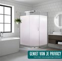 Een moderne badkamer met een vrijstaand bad en een douchecabine met matglas. Raamfolie zorgt voor privacy.
