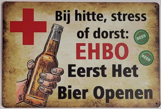 Metal bord met tekst 'Bij hitte, stress of dorst: EHBO Eerst Het Bier Openen', rode kruis en bierfles.