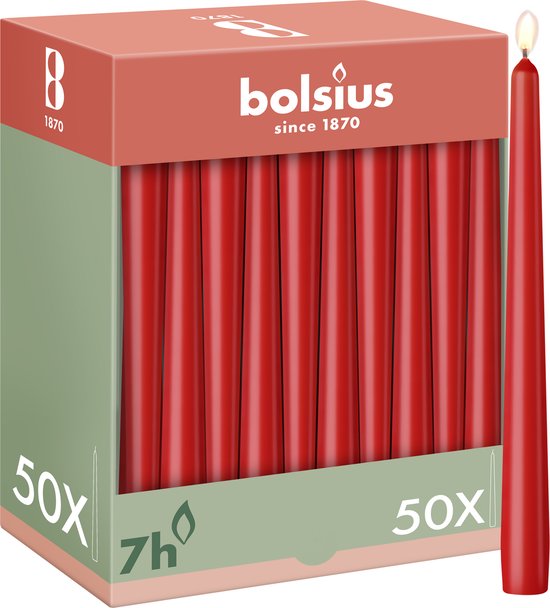 Doos met 50 rode dinerkaarsen van Bolsius, met een brandtijd van 7 uur per kaars.