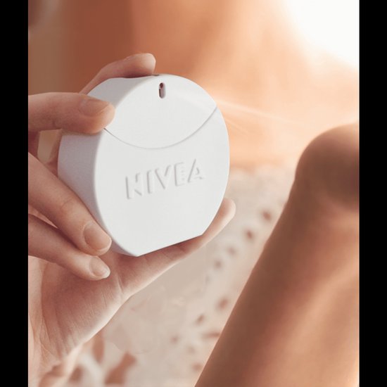 Handen spuiten witte NIVEA Eau de Toilette op de nek, met een nevel.