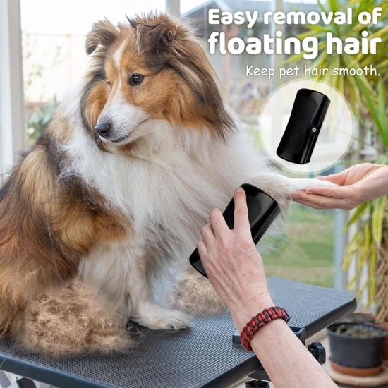 Een Sheltie hond wordt geborsteld met een zwarte ontharingskam, veel losse haren liggen op de tafel. Tekst: Easy removal of floating hair.