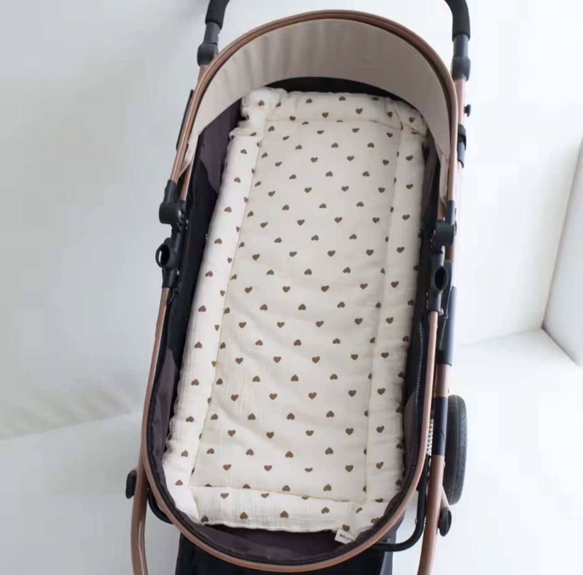 Kinderwagen Kussen - Kinderwagenbak Kussen - Kinderwagen/Buggy Inlegkussen - Kinderwagen Matras - Babykussen - Mousseline Katoen - 35cm x 75cm - Offwhite/Crème/Bruin - Hartjes illustratie