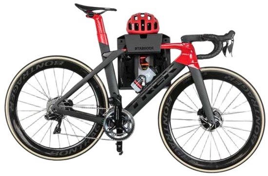 Zwarte en rode racefiets met helm en bidon op een Stasdock muurbeugel.
