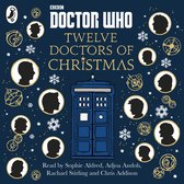 Doctor Who: Twaalf Dokters van Kerstmis audioboek hoes met de blauwe TARDIS in het midden, omringd door profielen van de Dokters en gouden tandwielen op een donkerblauwe achtergrond met sneeuwvlokken.