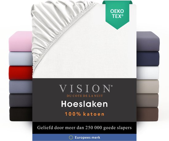 Wit hoeslaken van 100% katoen met elastische hoeken, liggend op een stapel gekleurde lakens. Oeko-Tex gecertificeerd.