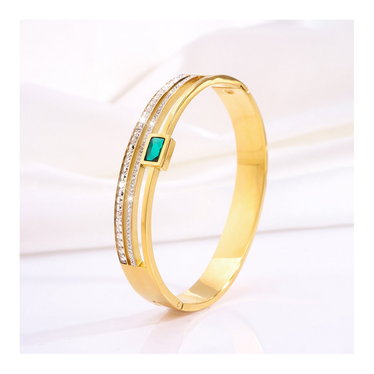 Armband - Bangle - Goudkleurig - Met Groene Steen - Dames Armband 6,5 cm - Luxe Fashion Sieraad - Roestvrij Staal