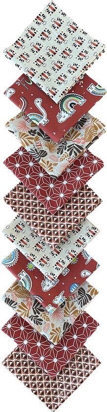 Tien stoffen lapjes, opgestapeld in een toren. Prints met dino's, rhino's, bladeren en geometrische patronen in rood, beige en bruin.