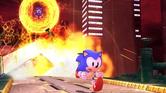 Sonic the Hedgehog rent door een vuurbal in een futuristische stad.