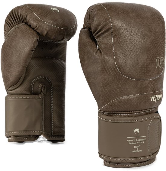 Paar bruine bokshandschoenen met '05' en VENUM logo, schubbenpatroon en witte stiksels.