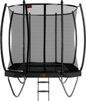 Zwarte rechthoekige trampoline op poten, met veiligheidsnet en een trapje, vanuit een frontaal perspectief.