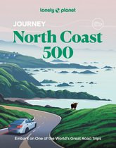 Lonely Planet Journey North Coast 500 reisgids met een auto op een kronkelende weg, kustlijn en een Schotse hooglander.