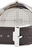 Achterkant van een Jacques Lemans horloge met zilverkleurige metalen kast, een reliëfpatroon en "ALL STAINLESS STEEL WATER RESIST" tekst. Bruine lederen band met gesp.