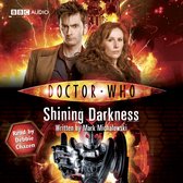 Doctor Who: Shining Darkness audioboek cover met de Tiende Doctor, Donna Noble en een Dalek. "Read by Debbie Chazen".