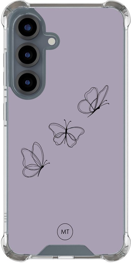Coque violette avec bords transparents et motif de trois papillons noirs. Logo MT en bas.