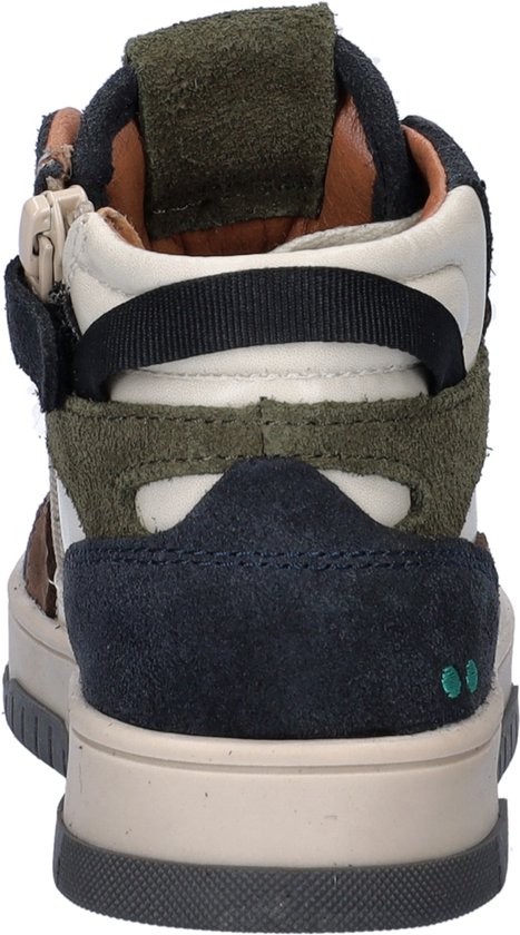 Arrière de baskets en cuir marron, beige et bleu marine avec fermeture éclair et lacets.